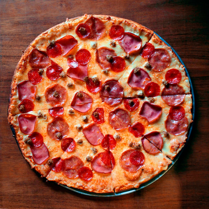 Pizza com linguiça e cebola
